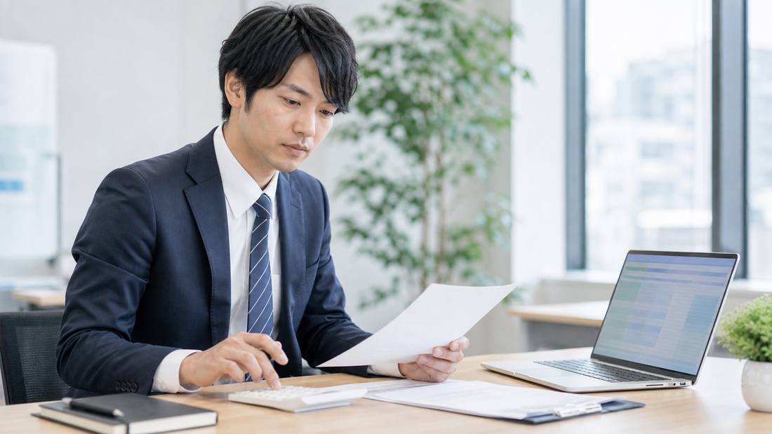 ビジネスシーンで健康に関する書類を確認する様子