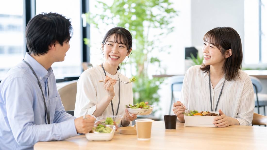 昼休みに不調を抱えながら過ごす社員のイメージ